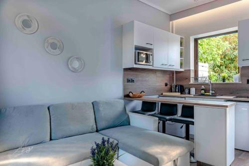 salon z kanapą i kuchnią w obiekcie Urszula's apartment- apartment with pool in Kos w mieście Psalidi