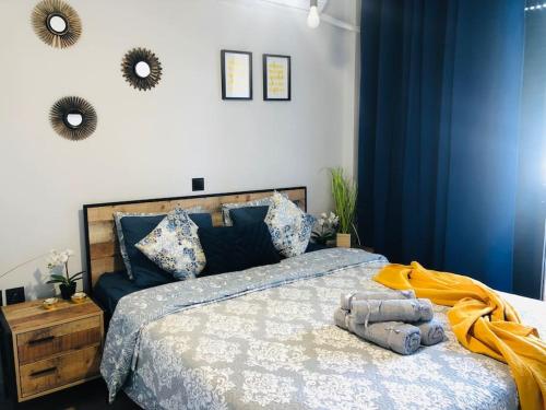 una camera da letto con un grande letto con tende blu di Urszula's apartment- apartment with pool in Kos a Psalidi