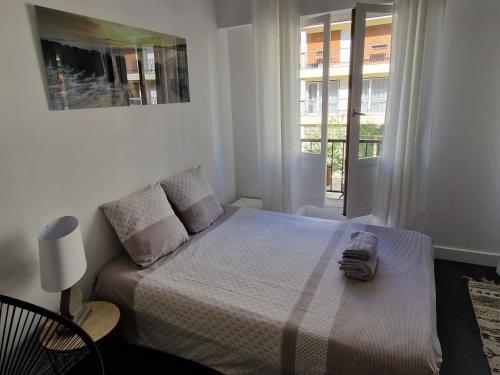 une chambre avec un lit avec un sac dessus dans l'établissement Studio cosy Fontainebleau hyper Centre, à Fontainebleau