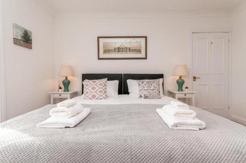 Un pat sau paturi într-o cameră la Seaview Oasis - Margate Abode - Sleeps 4