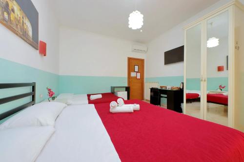 1 dormitorio con 2 camas y manta roja en Dandi Domus en Roma