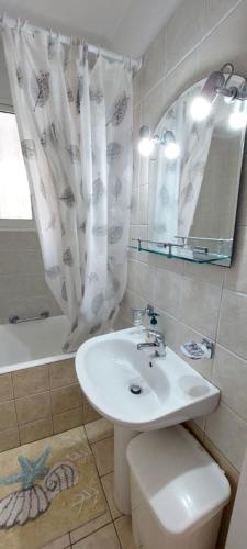 Koupelna v ubytování Nice house close to the sea