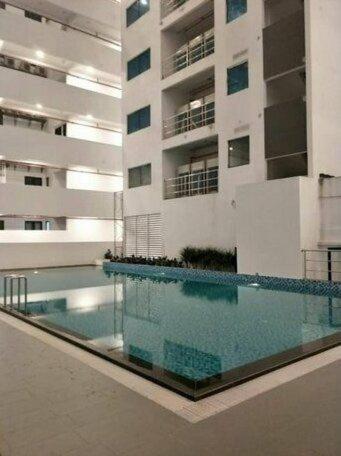 een gebouw met een zwembad voor een gebouw bij Crystal homestay in Kota Bharu