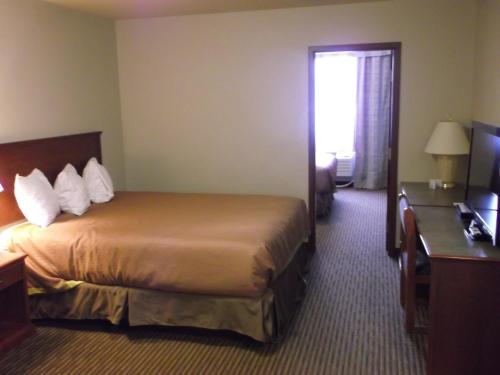 Ένα ή περισσότερα κρεβάτια σε δωμάτιο στο Foxwood Inn and Suites