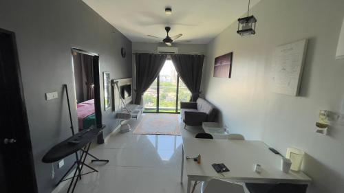 een witte kamer met een bureau en een raam bij Crystal homestay in Kota Bharu