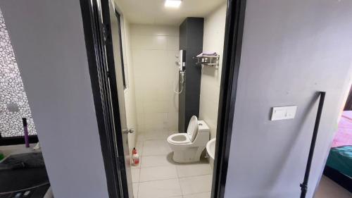 een kleine badkamer met een toilet en een douche bij Crystal homestay in Kota Bharu