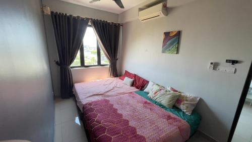 een klein bed in een kamer met een raam bij Crystal homestay in Kota Bharu