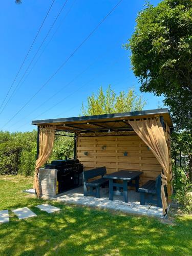 Κήπος έξω από το Apartmaji Meli Pu