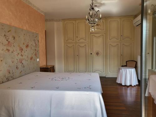 1 dormitorio con cama blanca y mesa en Appartamenti Vacanza Mare en San Benedetto del Tronto