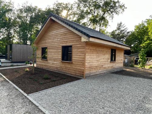 una pequeña casa de madera con entrada en Chalet Liquidambar, en Zutendaal