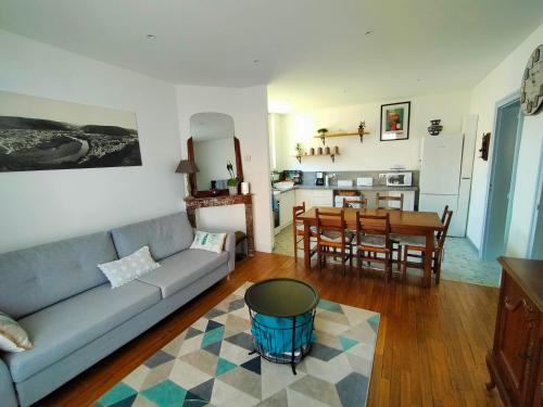 een woonkamer met een bank en een tafel bij B.B.Home in Revin