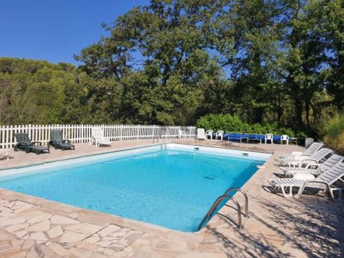 une grande piscine avec des chaises longues dans l'établissement La ferme de Manon, à Montferrat