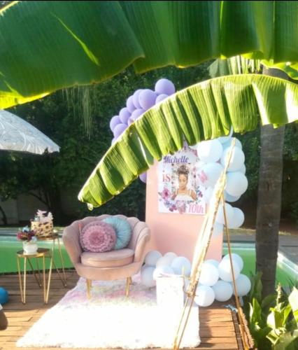 une chambre avec une chaise sous un arbre et des ballons dans l'établissement Bela casa, à Hartbeespoort