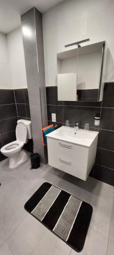 a bathroom with a white sink and a toilet at Ferienwohnung 90 m2 in Sulzbach 2 Minuten Fußweg zum Krankenhaus in Sulzbach