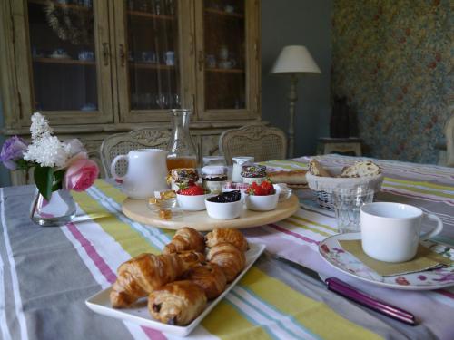 - une table de petit-déjeuner avec des croissants et des viennoiseries dans l'établissement L'Atelier 7, à Saintes