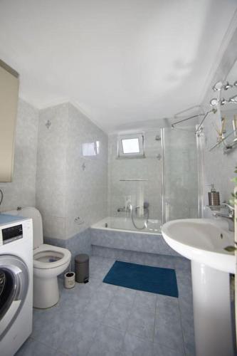 a bathroom with a tub and a toilet and a sink at Casa di Andreo in Faraí