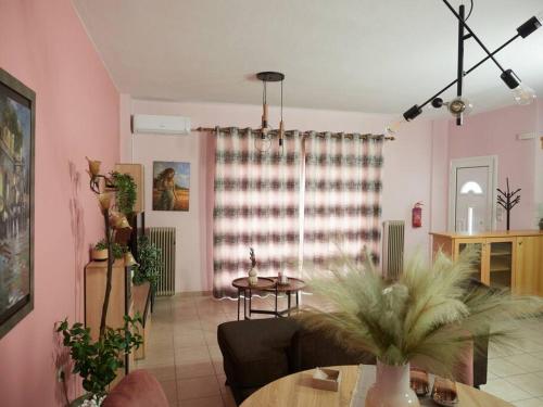 uma sala de estar com um sofá e uma mesa em Casa di Andreo em Faraí