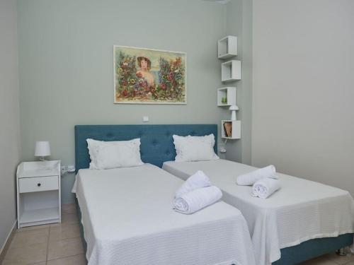 duas camas num quarto com lençóis brancos em Casa di Andreo em Faraí