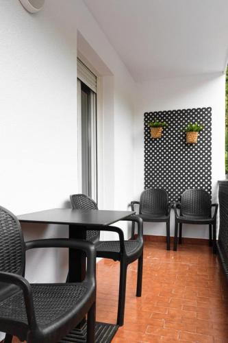 a group of chairs and a table in a room at Vacacional in Laredo