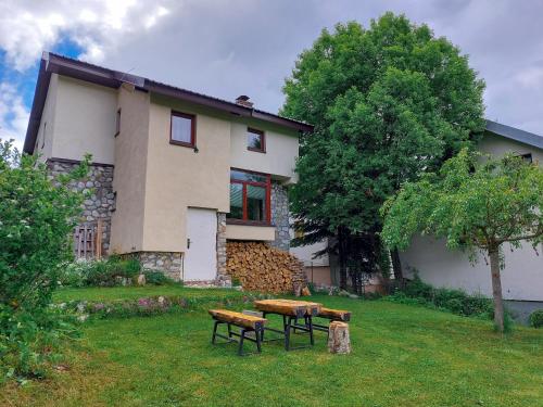 Κήπος έξω από το Chalet Mila