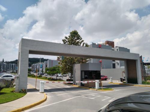 a white gas station on the side of a street at Hermoso y Comfortable Departamento 15 min del Aeropuerto in Guadalajara