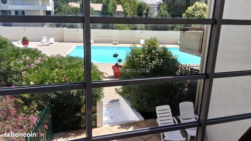 Elle offre une vue sur la piscine depuis sa fenêtre. dans l'établissement La Rochelle Minimes - Studio meublé avec piscine, à La Rochelle