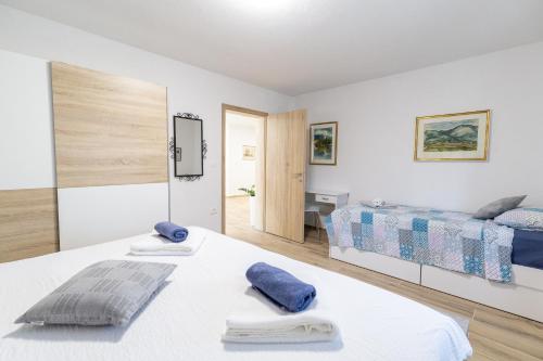 una camera da letto con un letto e asciugamani di Mirni kot a Šmarje