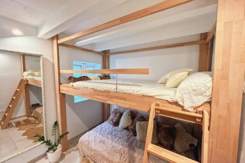 um quarto com dois beliches numa casa em Luxury House 80m2 Terrace em Cala Morell