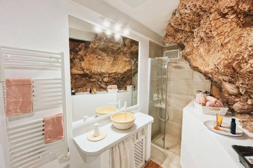 uma casa de banho com um lavatório e um chuveiro em Luxury House 80m2 Terrace em Cala Morell