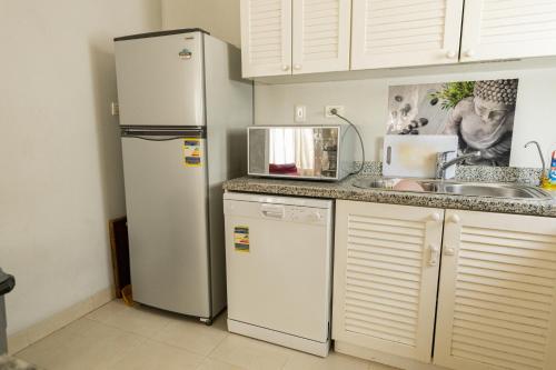 uma cozinha com um frigorífico e um lavatório em Lily Mint Spacious 3BR Apt in Maadi W-TV and WIFI no Cairo