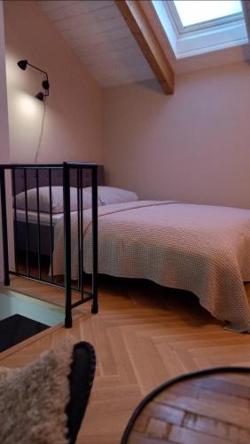 2 Betten in einem Zimmer mit Fenster in der Unterkunft Villa Luna in Sedlec