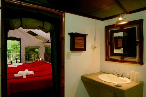 Rio Tico Safari Lodgeにあるバスルーム