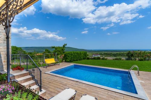 - une piscine dans une cour avec une terrasse dans l'établissement Villa Poemia, à Rogachevo