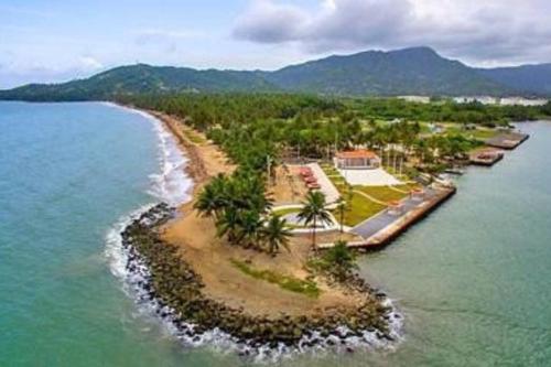 una vista aérea de una isla en el océano en Villa Orquidea 1, en Humacao