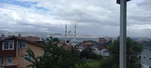uma vista para uma cidade com duas bandeiras canadianas em Lux daire em Yeniköy