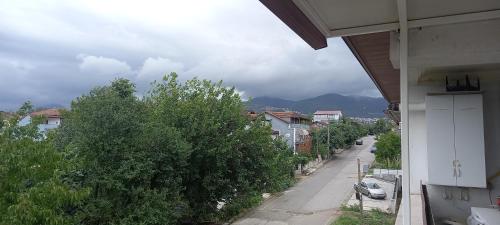 uma vista para uma rua a partir de uma casa em Lux daire em Yeniköy