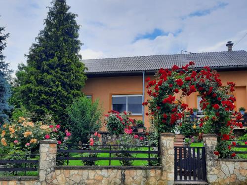 a house with a fence with areath of flowers at Apartment Arcadia in Ozalj