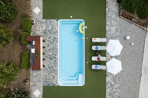 an overhead view of a swimming pool with people standing around it at Villa Ero in Argos