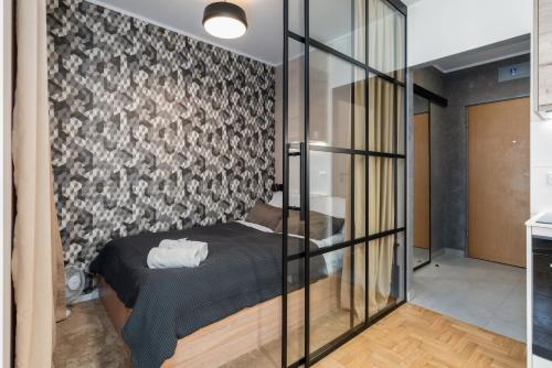 Tempat tidur dalam kamar di Modern&Cozy Garbary Apartment with Parking and Balcony by Renters