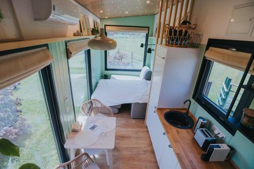 Ein Wohnwagen mit einem Schlafzimmer und einem Bett darin in der Unterkunft Tiny Transylvania, Rising high above Cluj-Napoca in Cluj-Napoca