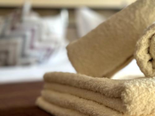 卡拉干達的住宿－Район Юбилейный - Боулинг，桌子上堆着的毛巾