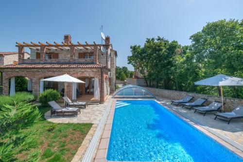 Πισίνα στο ή κοντά στο Villa Wish with heated pool