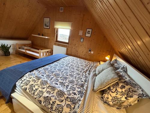 een slaapkamer met een groot bed op zolder bij Sielanka Chwaliszów dom całoroczny in Chwaliszow