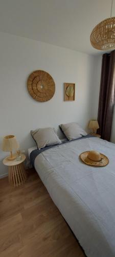 une chambre avec un lit avec deux chapeaux dessus dans l'établissement Du bonheur à la clé - T2 hyper centre, à Concarneau