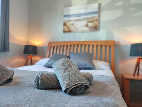 Una toalla en una cama en un dormitorio en Scottish sea view near beach en Cockburnspath