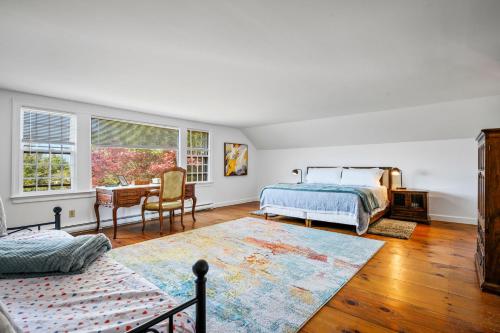East Dennisにある5 Quivet Drive East Dennis Cape Cod- - NEED A NAMEの部屋にベッドと机がある寝室