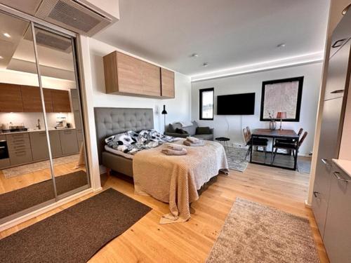 ein Schlafzimmer mit einem Bett und ein Wohnzimmer in der Unterkunft Hanko, Laituri B4, Itäsatama in Hanko