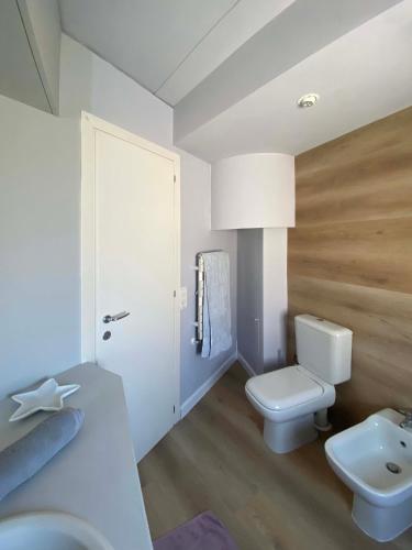 une salle de bain blanche avec des toilettes et un lavabo dans l'établissement Penthouse with extraordinary view, à Antibes