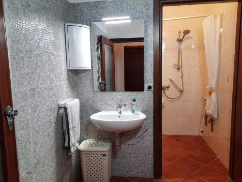 een badkamer met een wastafel en een spiegel bij La Cantinetta di Barberino in Greve in Chianti