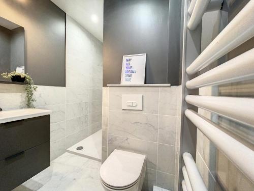 une salle de bain avec toilettes et lavabo dans l'établissement Le Saint Honoré - 3 pers, Wifi, proche mer, à Nice